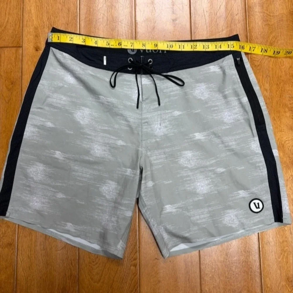 Vuori Swim Trunks Mens 30 Green Board Shorts Drawstring V374 Logo Summer Beach